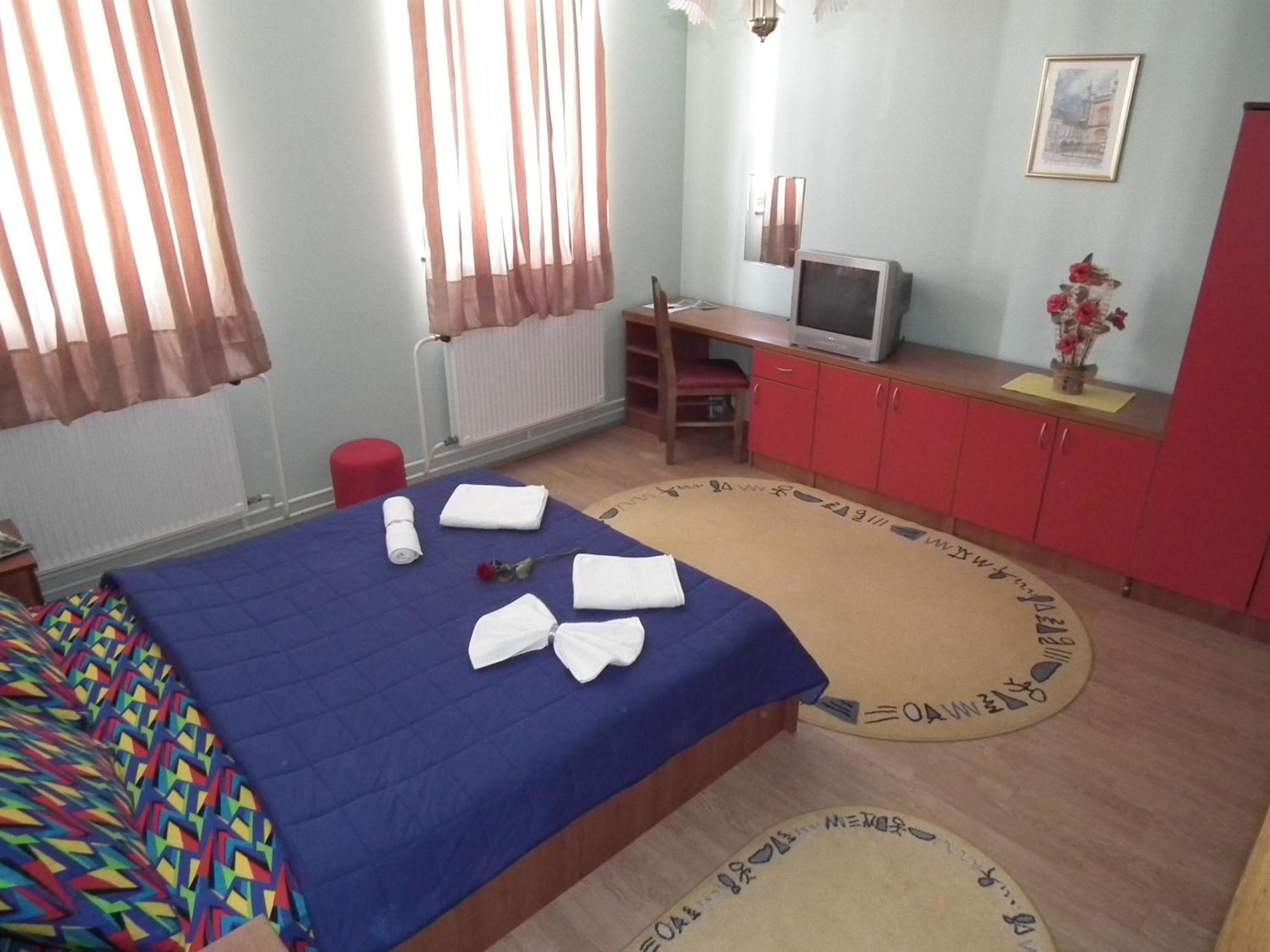 Nasa Tvrdava Guest Accommodation โนวีซาด ภายนอก รูปภาพ