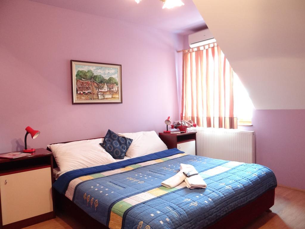 Nasa Tvrdava Guest Accommodation โนวีซาด ภายนอก รูปภาพ