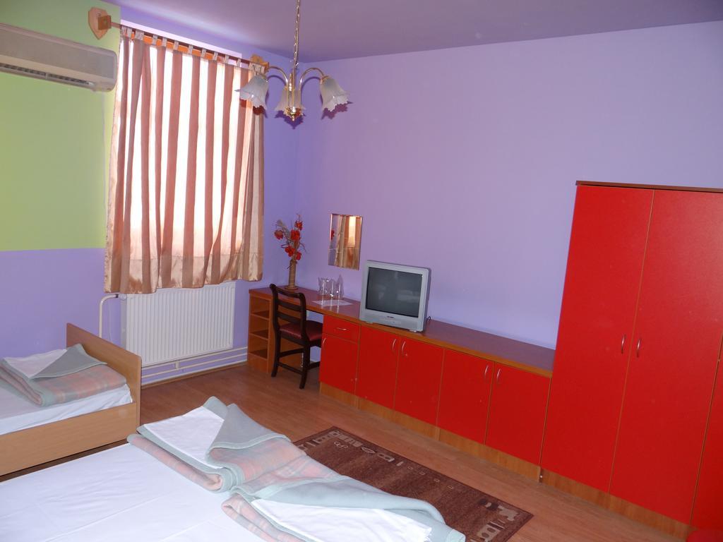 Nasa Tvrdava Guest Accommodation โนวีซาด ภายนอก รูปภาพ