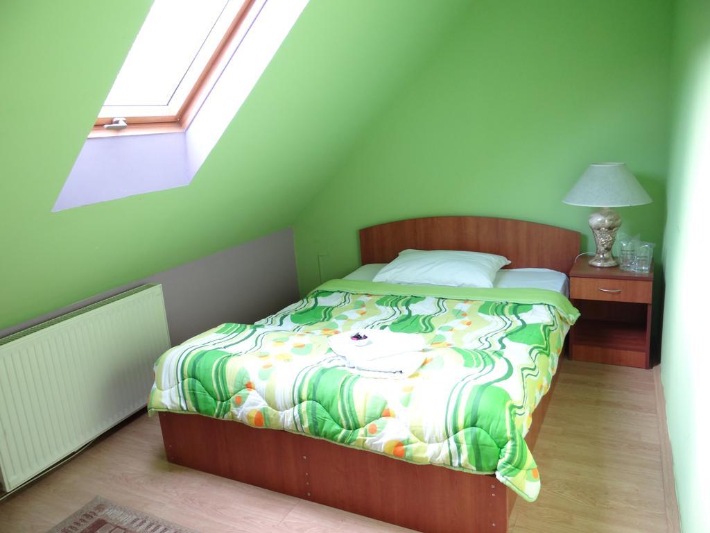 Nasa Tvrdava Guest Accommodation โนวีซาด ภายนอก รูปภาพ